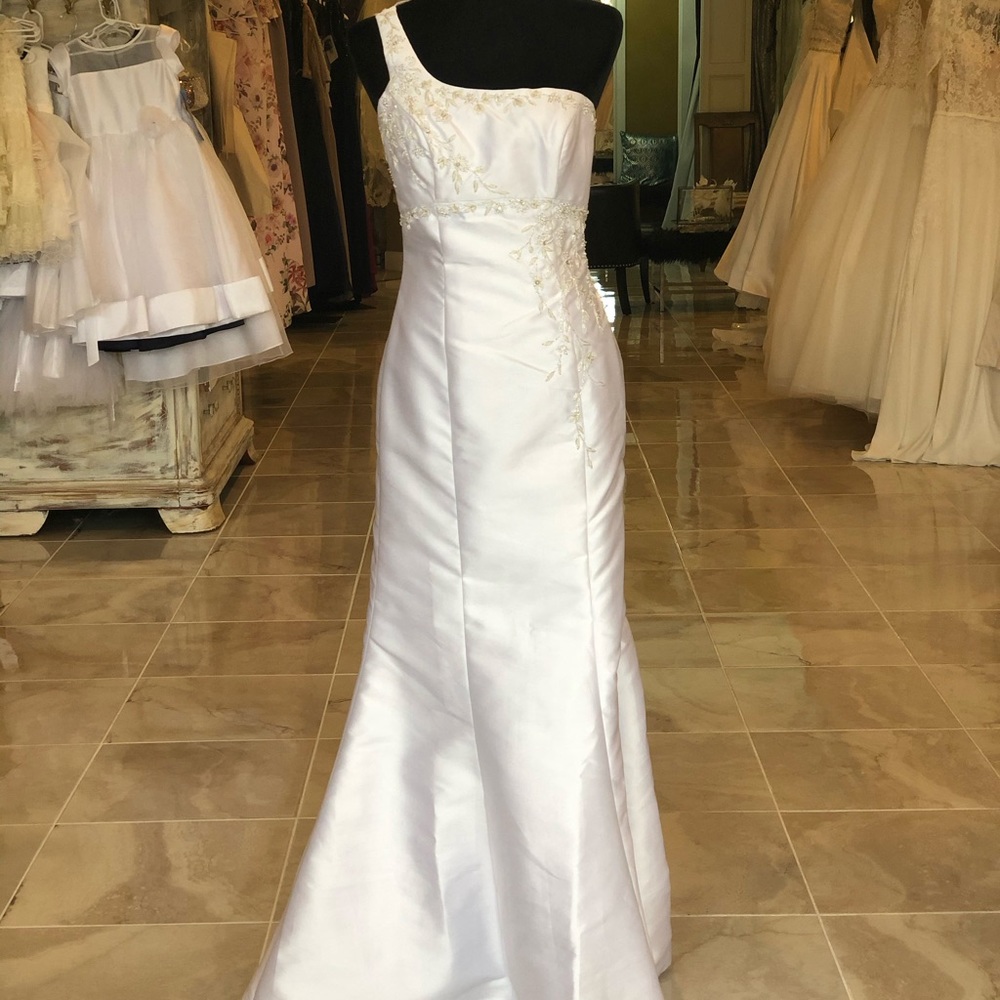 Gorgeous simple elegant trumpet wedding gown.